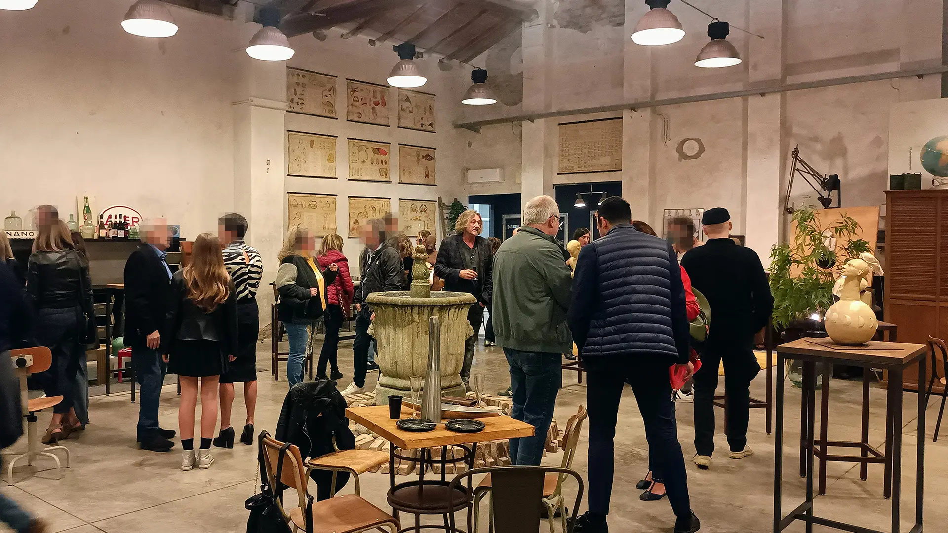 Scorcio dell'atelier "Il Capanno" di Manuel Roncoroni con al centro l'antica fontana in pietra