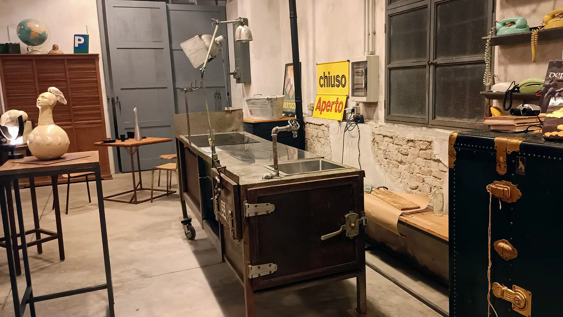 La “Cucina Fucina” in ferro nell'atelier "Il Capanno" di Manuel Roncoroni