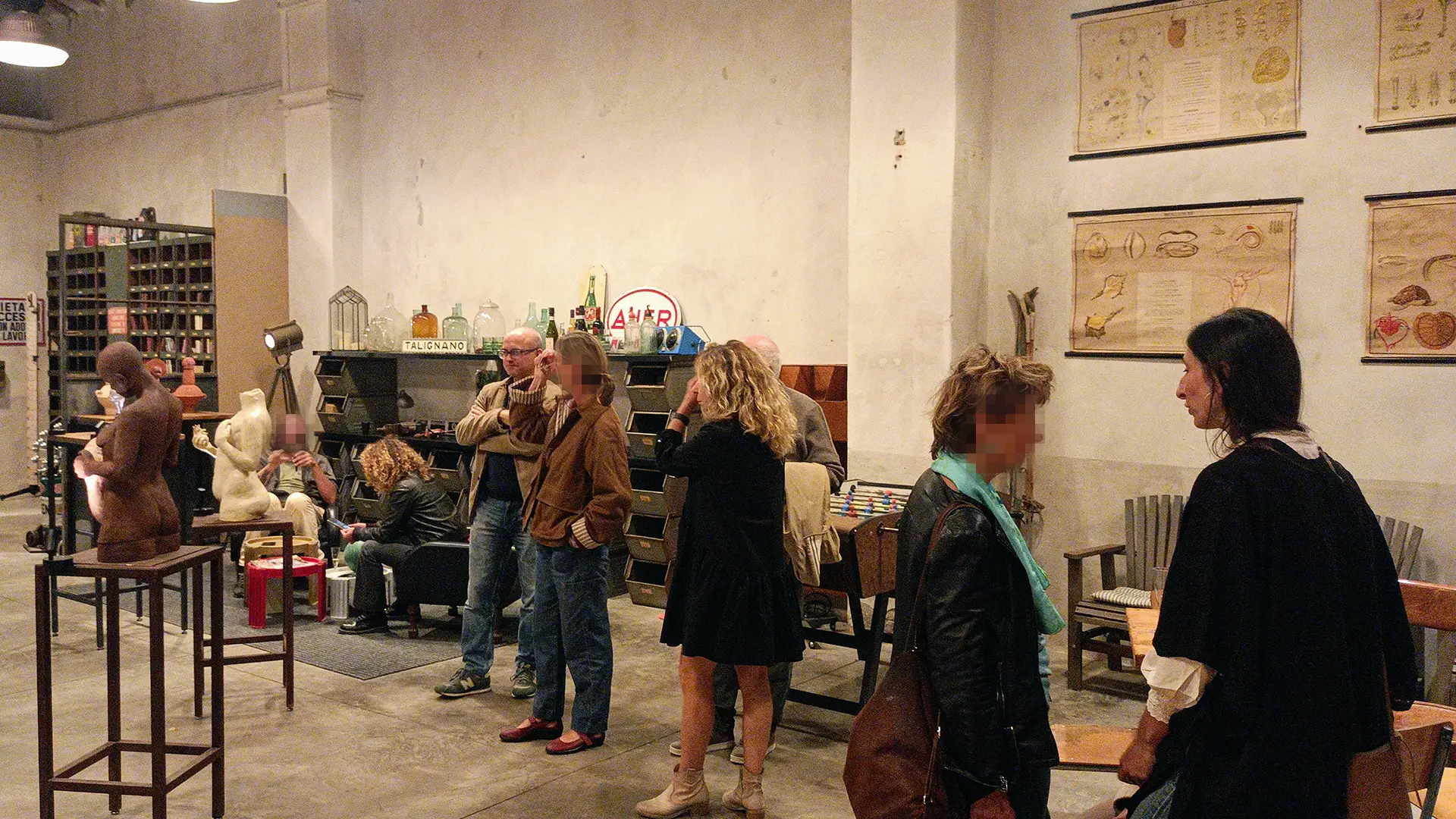 Scorcio dell'atelier "Il Capanno" di Manuel Roncoroni durante la mostra di Giulia Sbernini