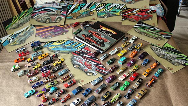 Modellini, libro e disegni Hot Wheels