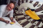 Oscar Salerni di fianco al quadro Cigno di grandi dimensioni