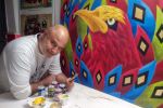 Oscar di fianco al quadro Fenice di grandi dimensioni