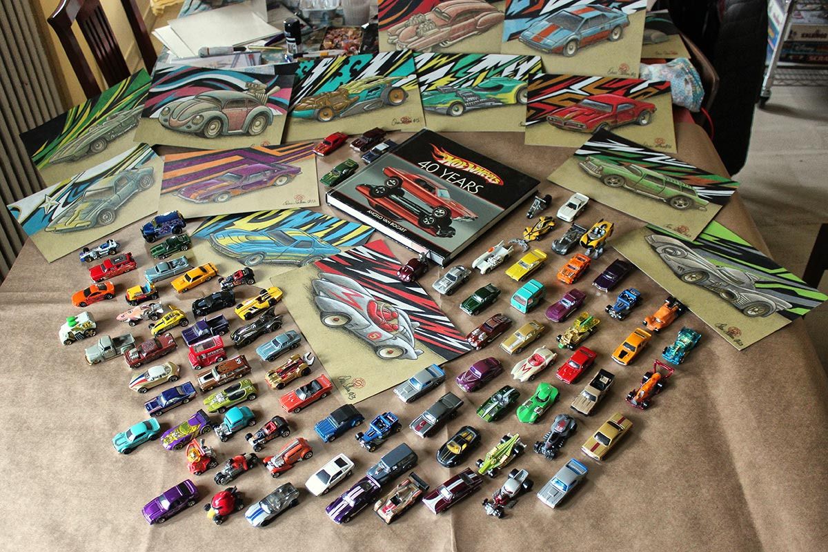 Modellini e disegni Hot Wheels di Oscar Salerni insieme al libro di Angelo Van Bogart celebrativo dei 40 anni